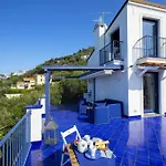 De Vivo Realty - Villa Blue Skyline *
