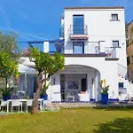 De Vivo Realty - Blue Skyline * ماسّا لوبْرينسِ