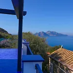 Villa De Vivo Realty - Villa Blue Skyline